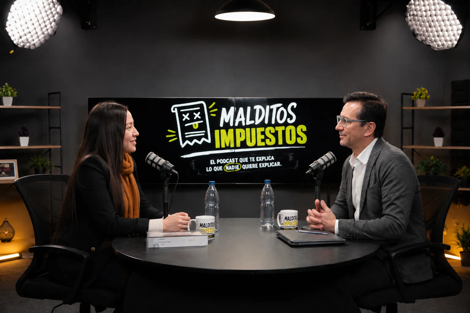 Bárbara y Pablo grabando un capítulo de Malditos Impuestos